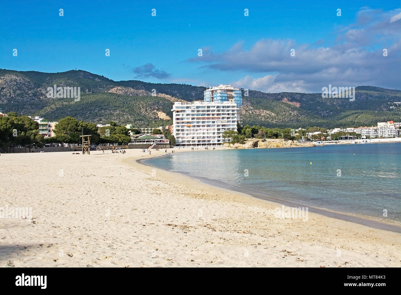 PALMA DI MALLORCA, Spagna - 17 febbraio 2018: spiaggia di Palma Nova, hotel e montagne su un nuvoloso giorno di febbraio 17, 2018 in Palma di Mallorca, Spagna. Foto Stock