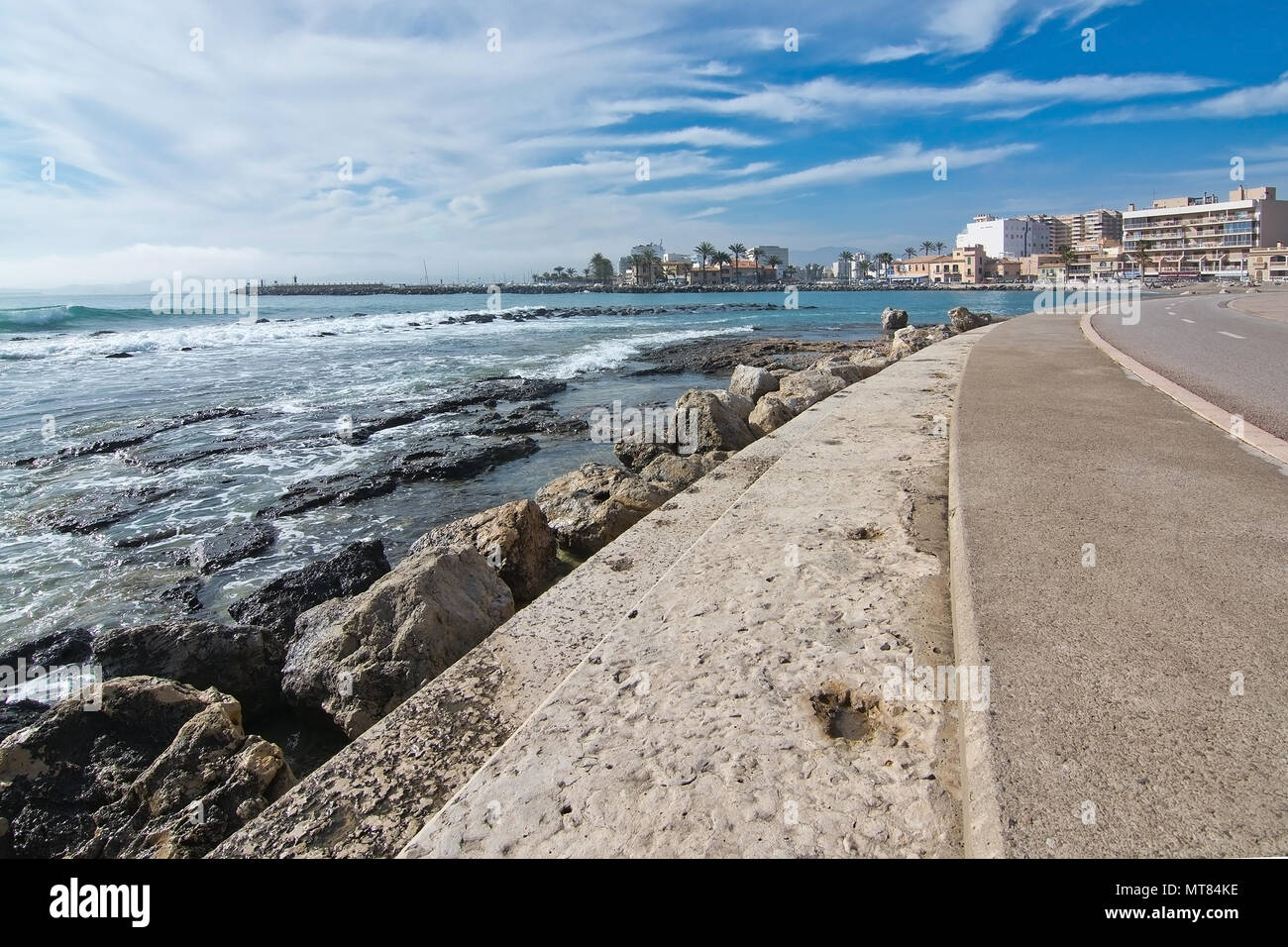 PALMA DI MALLORCA, Spagna - 9 Marzo 2018: Mountain Bike via in Molinar su un nuvoloso giorno di marzo 9, 2018 in Puerto Soller, Mallorca, Spagna. Foto Stock