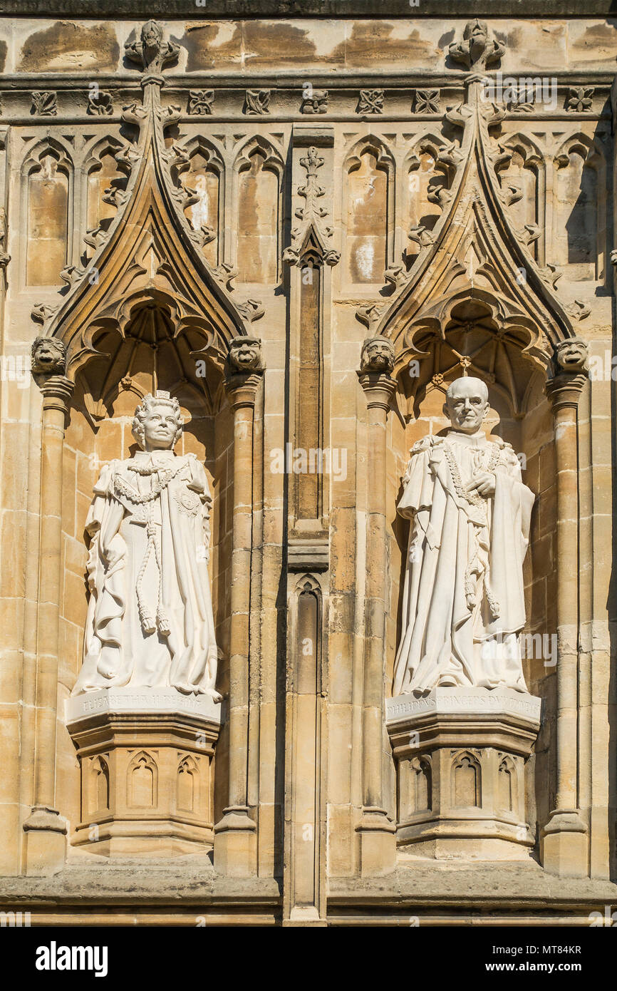 Statue,Queen Elizabeth seconda,Elisabetta Regina,il Principe Filippo , Duca di Edimburgo, la Cattedrale di Canterbury, Canterbury,Kent,Inghilterra il 26 marzo 2015 Due stat Foto Stock