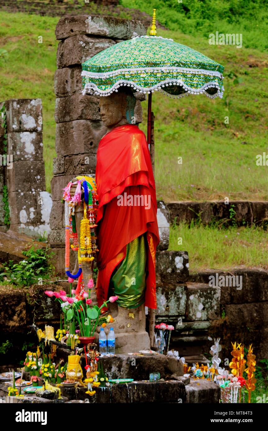 Statua del Buddha e le offerte nel santuario di Vat Phou, Champasak, sud Laos Foto Stock