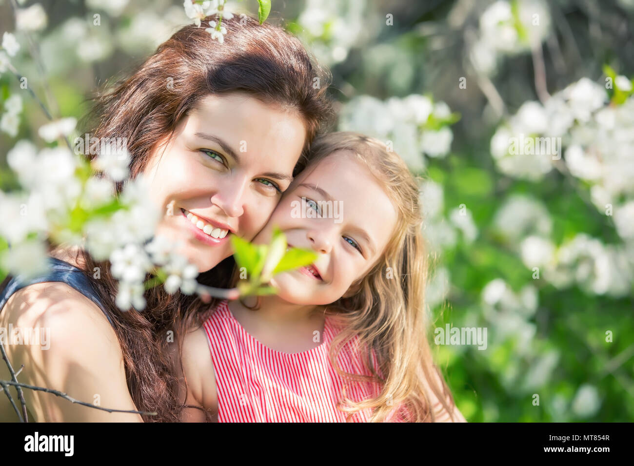 Madre e figlia nel soleggiato parco Foto Stock