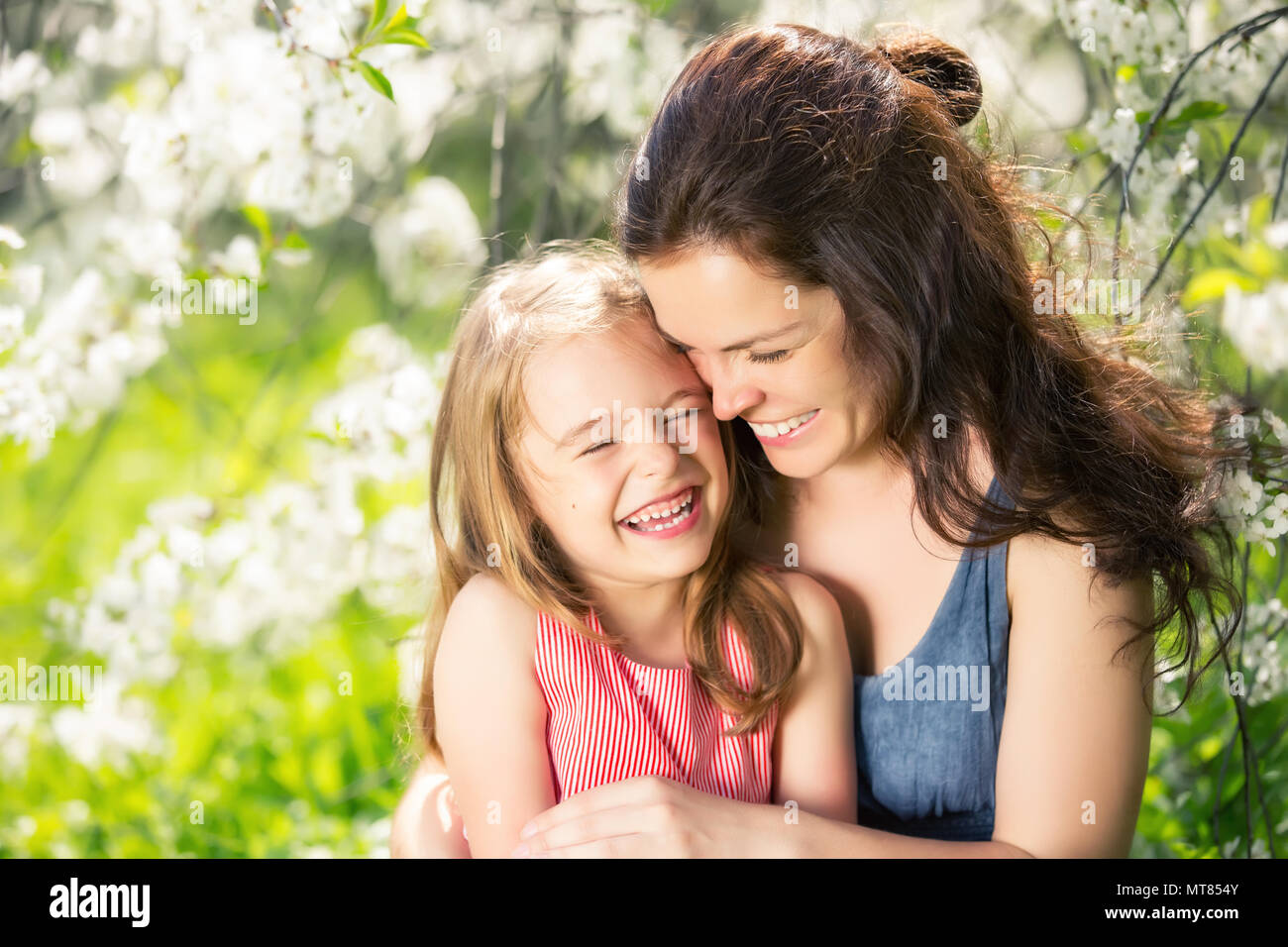Madre e figlia nel soleggiato parco Foto Stock