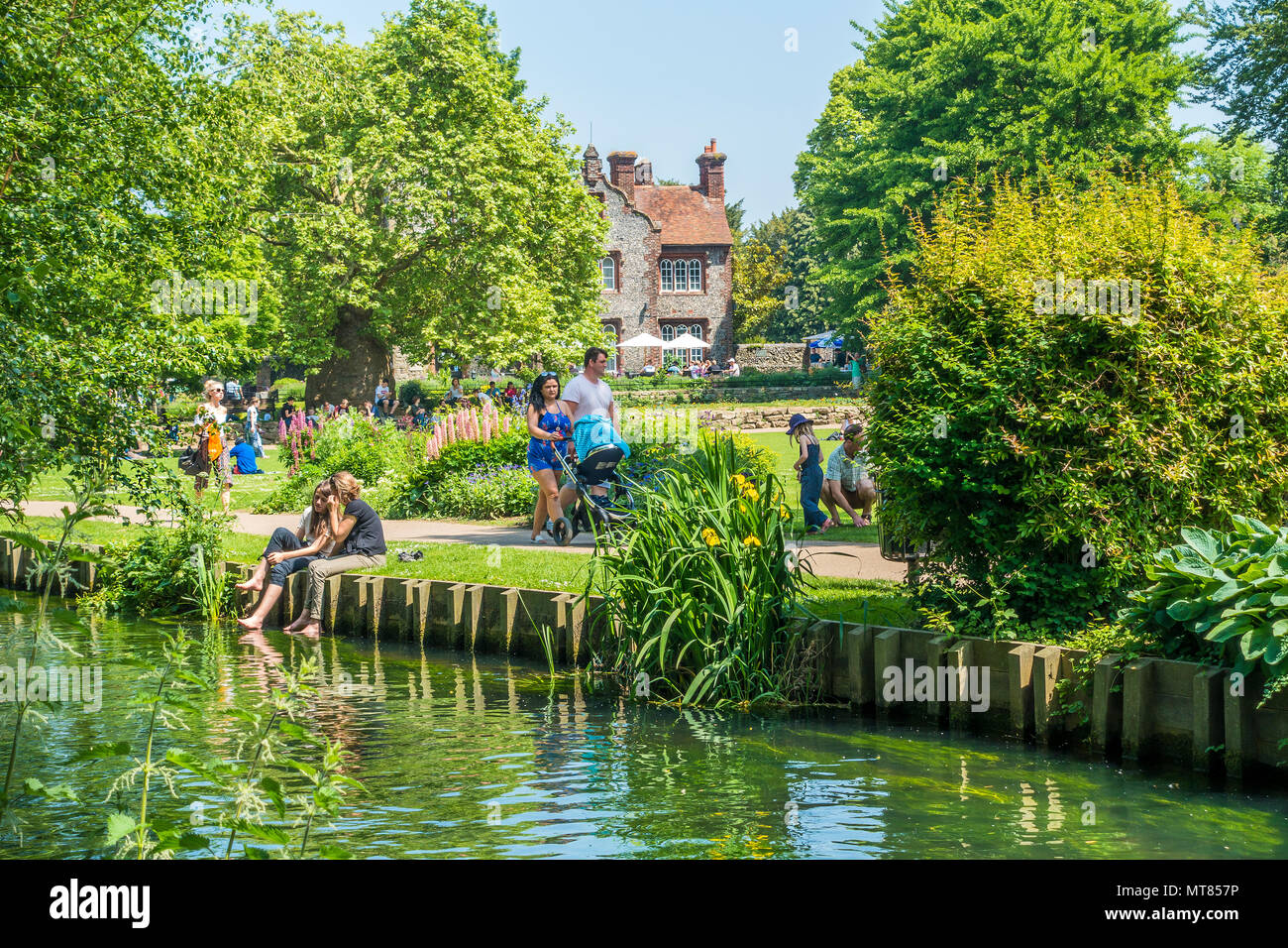 Westgate Gardens,Fiume Stour,giovane,a piedi,,rilassanti bagni di sole,Canterbury,Kent,l'Inghilterra,UK Foto Stock