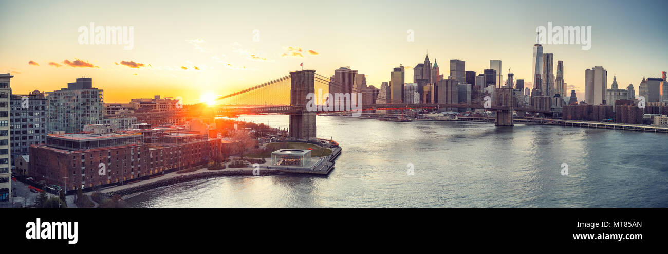 Il ponte di Brooklyn e Manhattan al tramonto Foto Stock