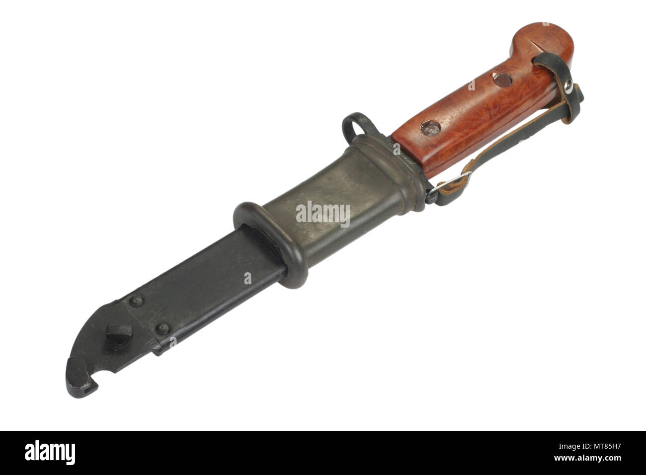 AK 47 a baionetta sciabola e isolato su bianco Foto Stock