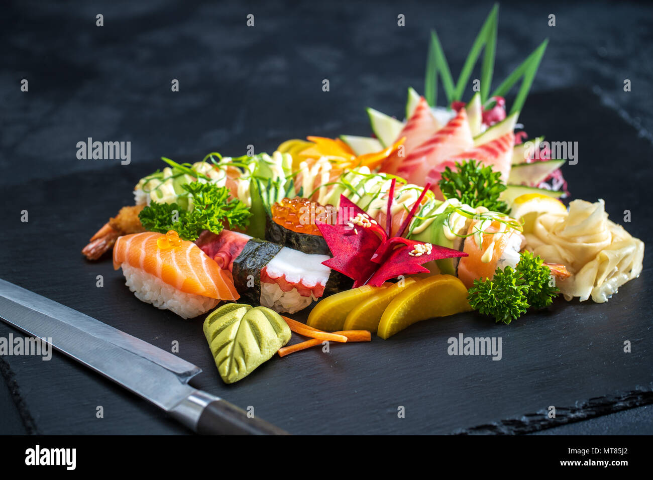 Vari tipi di sushi cibo Foto Stock