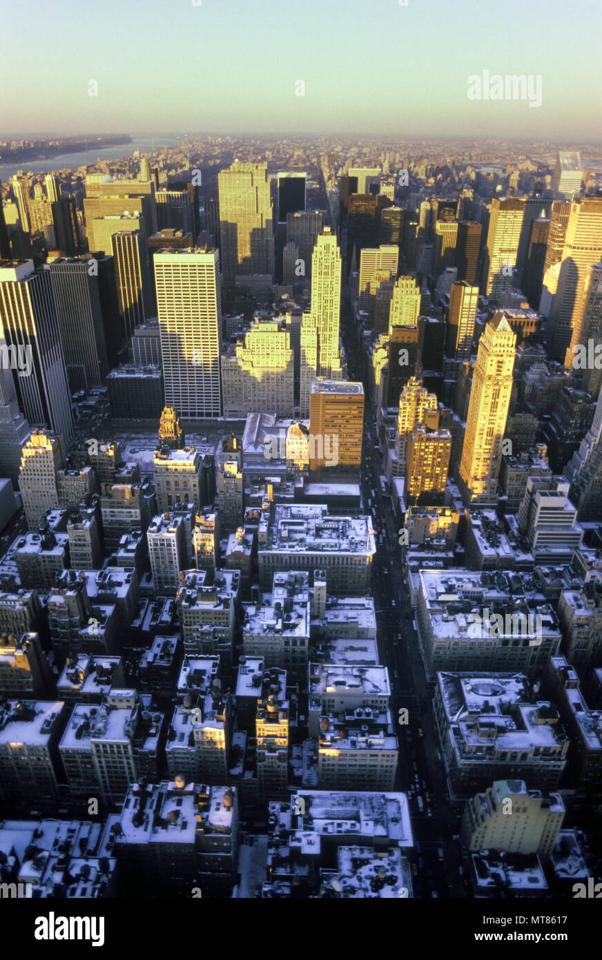 1988 storico coperto di neve tetti dello skyline di Midtown Manhattan NEW YORK CITY USA Foto Stock