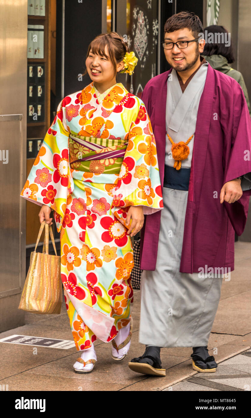 Gli uomini e le donne a piedi intorno a Kyoto in Giappone tradizionale kimono giapponese Foto Stock