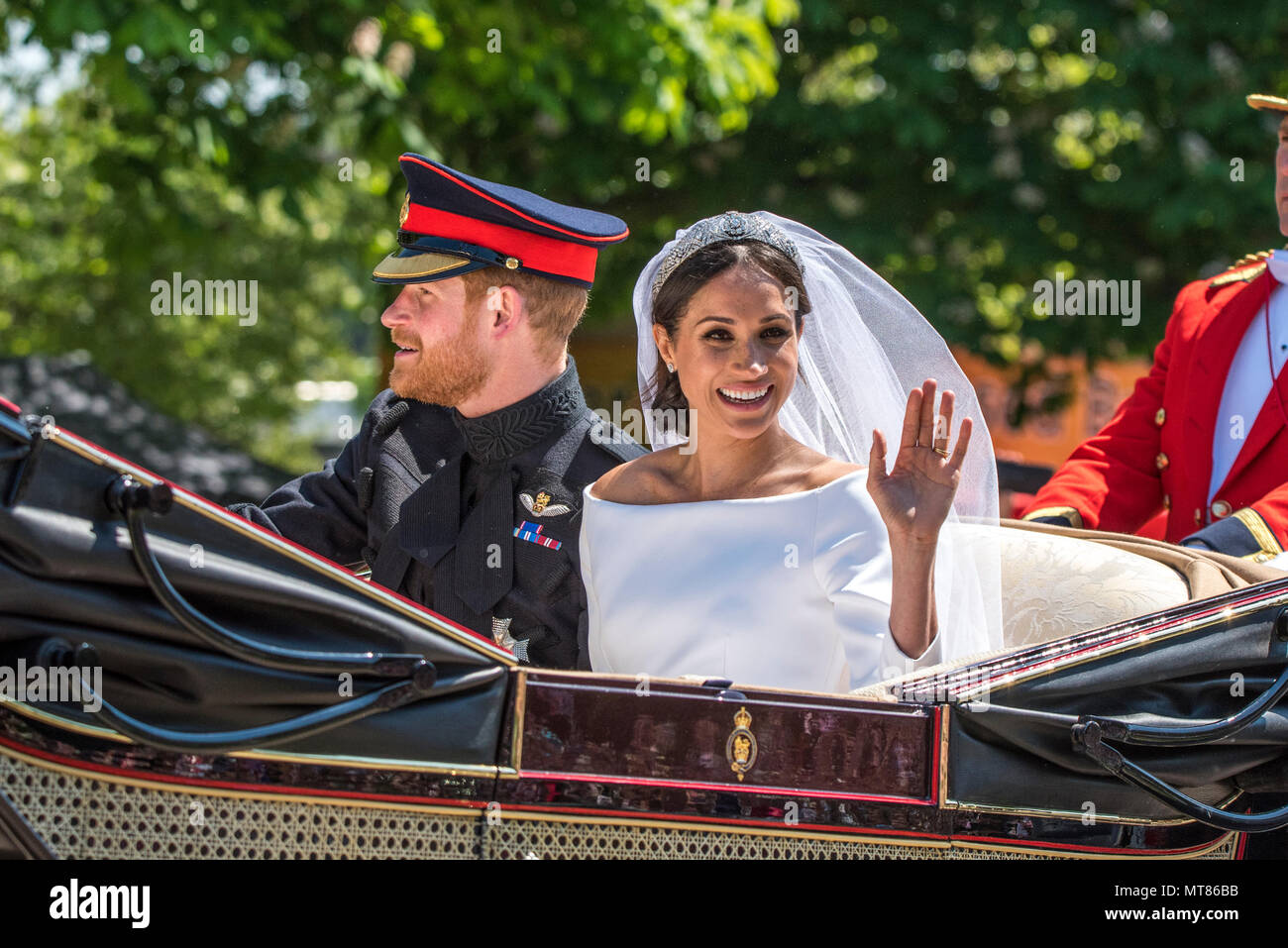 19 Maggio 2018 - TRH il Duca e la Duchessa di Sussex partecipare nel loro primo giunto giro in carrozza intorno a Windsor immediatamente dopo il loro matrimonio regale nel castello di Windsor. Il percorso chiuso lungo la lunga passeggiata, dove folle acclamato a gran voce per la coppia di novelli sposi del principe Harry e Meghan Markle. Foto Stock