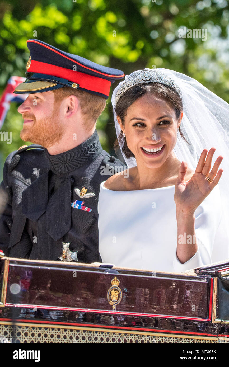 19 Maggio 2018 - TRH il Duca e la Duchessa di Sussex partecipare nel loro primo giunto giro in carrozza intorno a Windsor immediatamente dopo il loro matrimonio regale nel castello di Windsor. Il percorso chiuso lungo la lunga passeggiata, dove folle acclamato a gran voce per la coppia di novelli sposi del principe Harry e Meghan Markle. Foto Stock