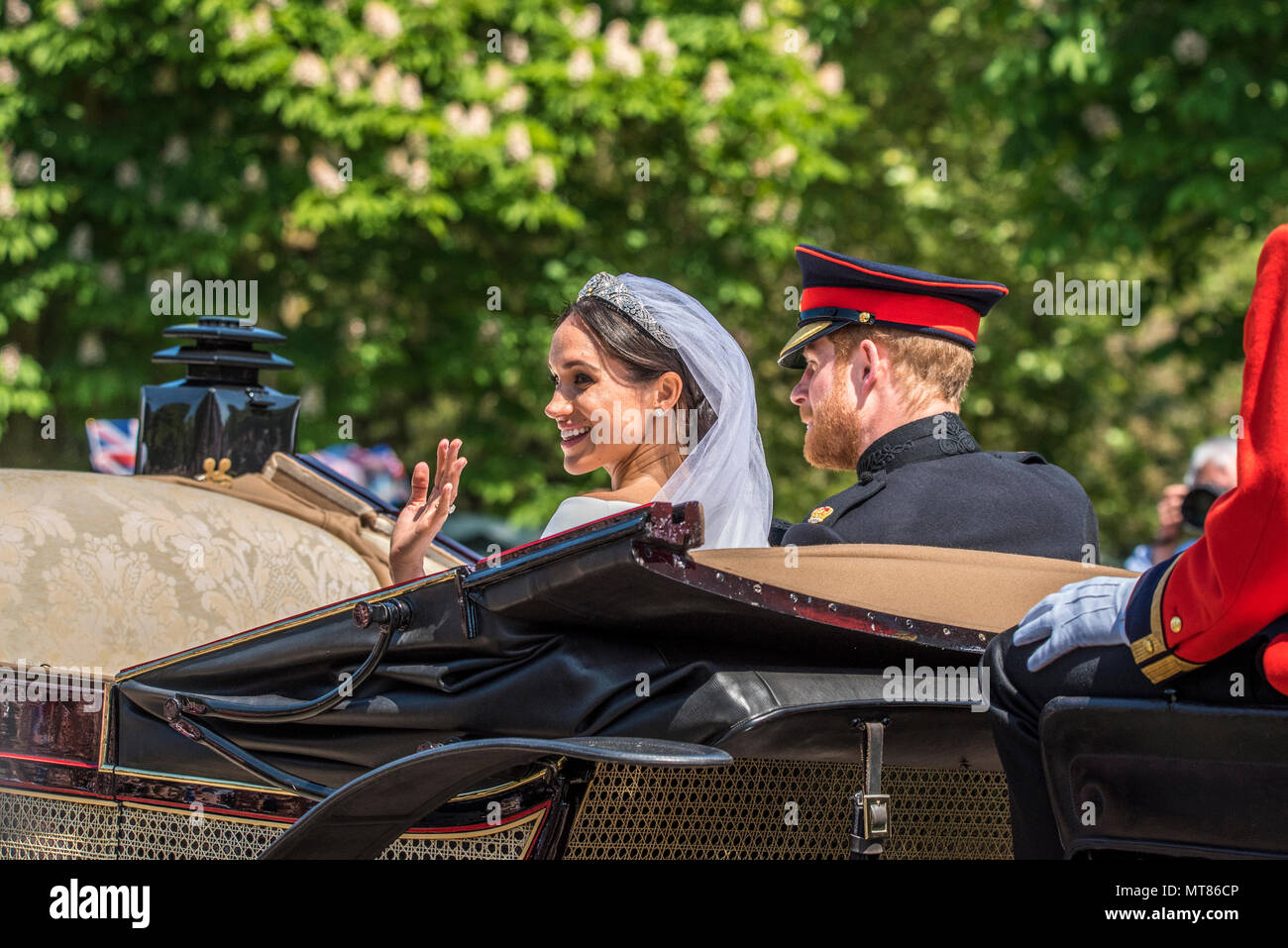 19 Maggio 2018 - TRH il Duca e la Duchessa di Sussex partecipare nel loro primo giunto giro in carrozza intorno a Windsor immediatamente dopo il loro matrimonio regale nel castello di Windsor. Il percorso chiuso lungo la lunga passeggiata, dove folle acclamato a gran voce per la coppia di novelli sposi del principe Harry e Meghan Markle. Foto Stock