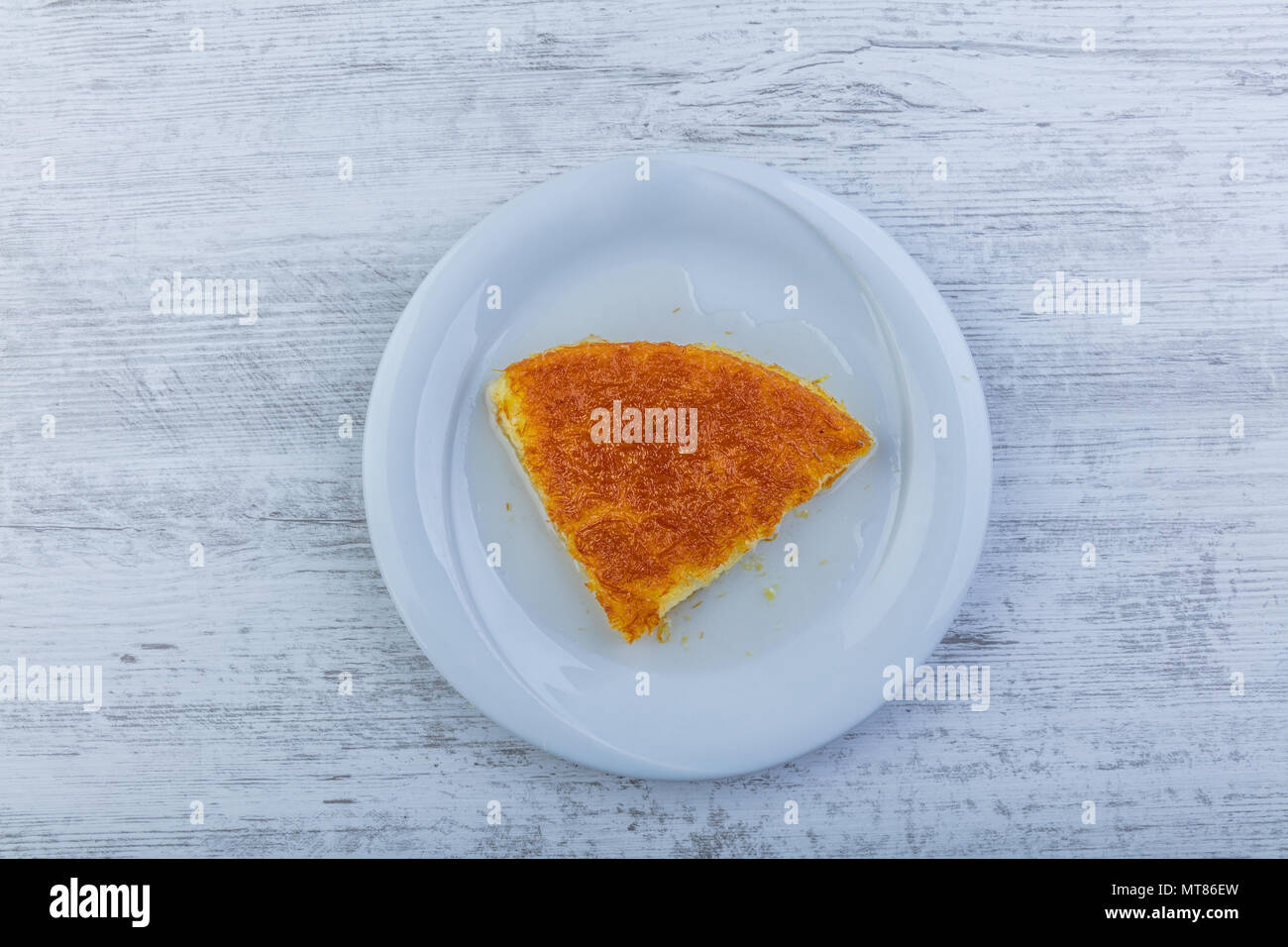 Dolce turco kunefe, kunafa, kadayif con polvere di pistacchi e formaggio hot mangiato un dolce Foto Stock