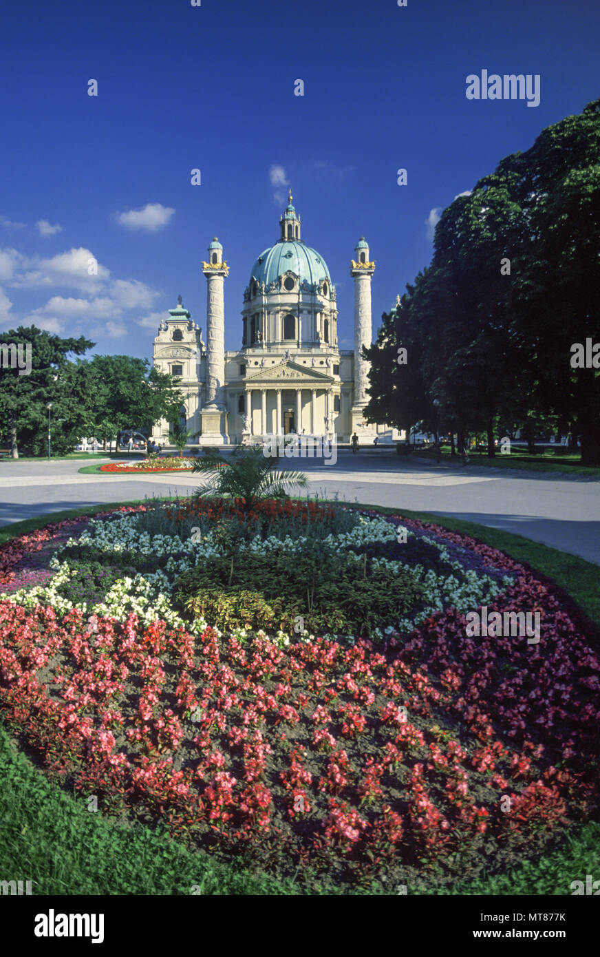 1988 KARLSKIRCHE STORICA CHIESA DI SAN CARLO BORROMEO KARLSPLATZ Vienna AUSTRIA Foto Stock
