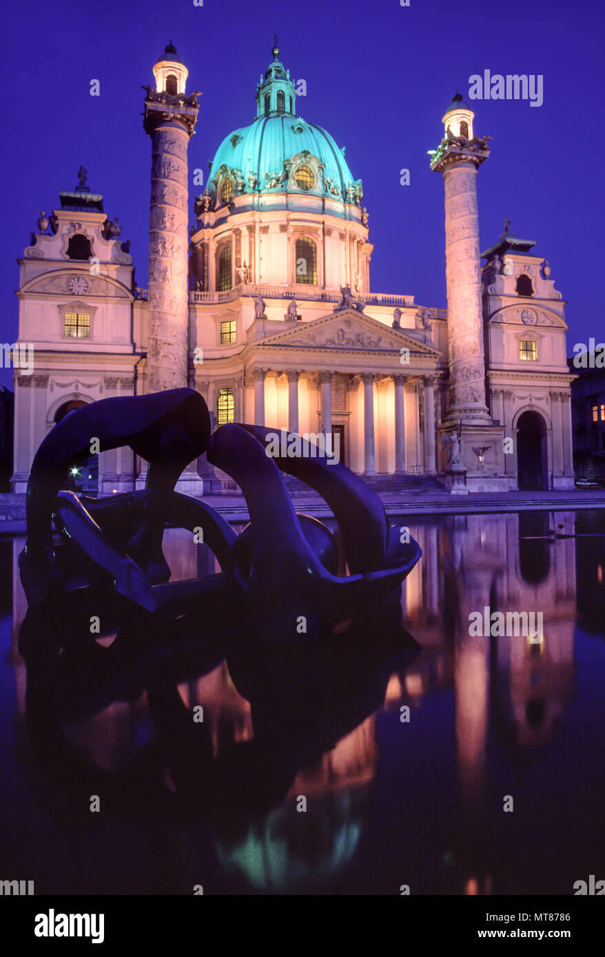 1988 KARLSKIRCHE STORICA CHIESA DI SAN CARLO BORROMEO KARLSPLATZ Vienna AUSTRIA Foto Stock