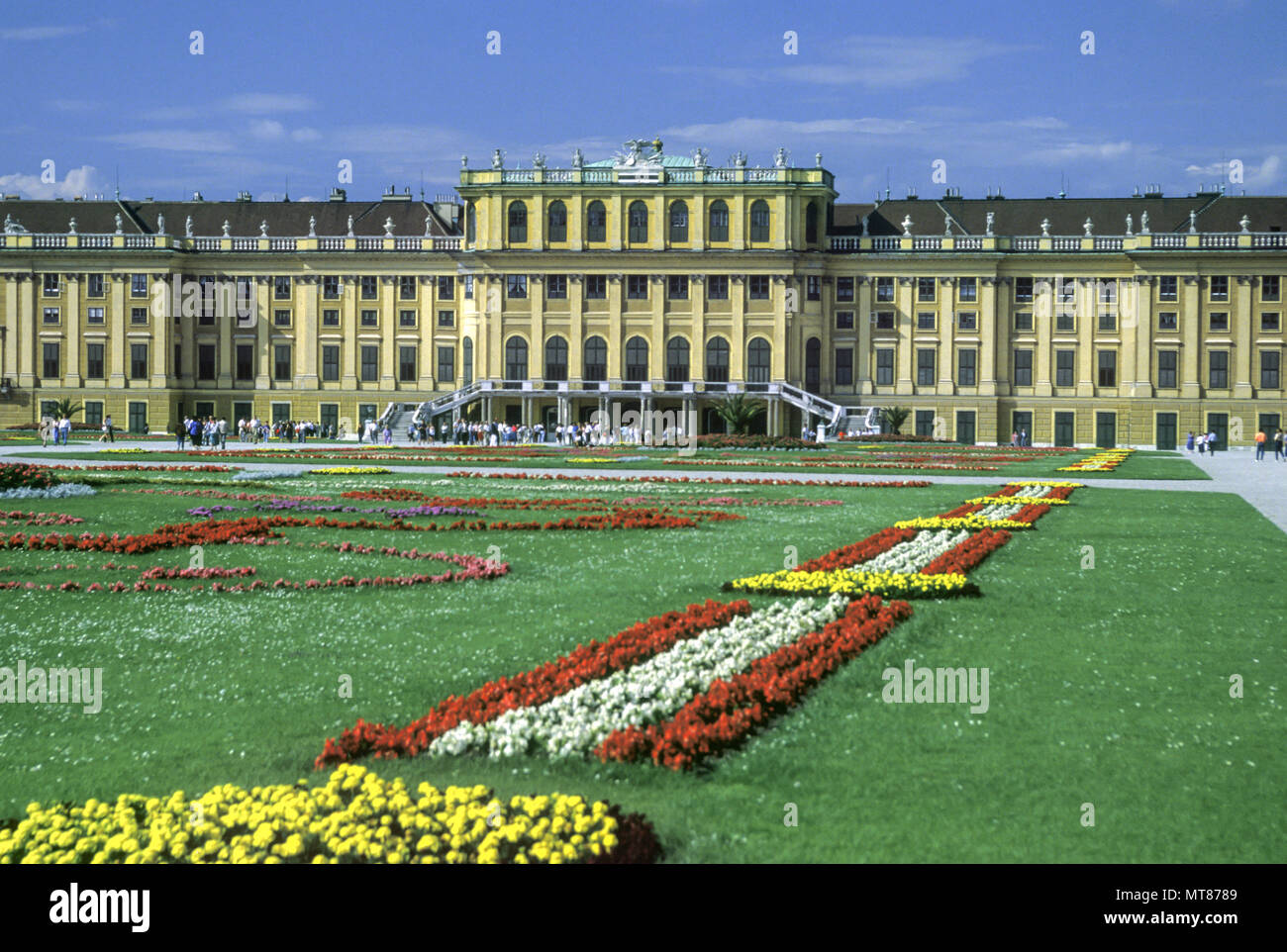 1988 storico Palazzo di Schonbrunn giardini formali Vienna AUSTRIA Foto Stock