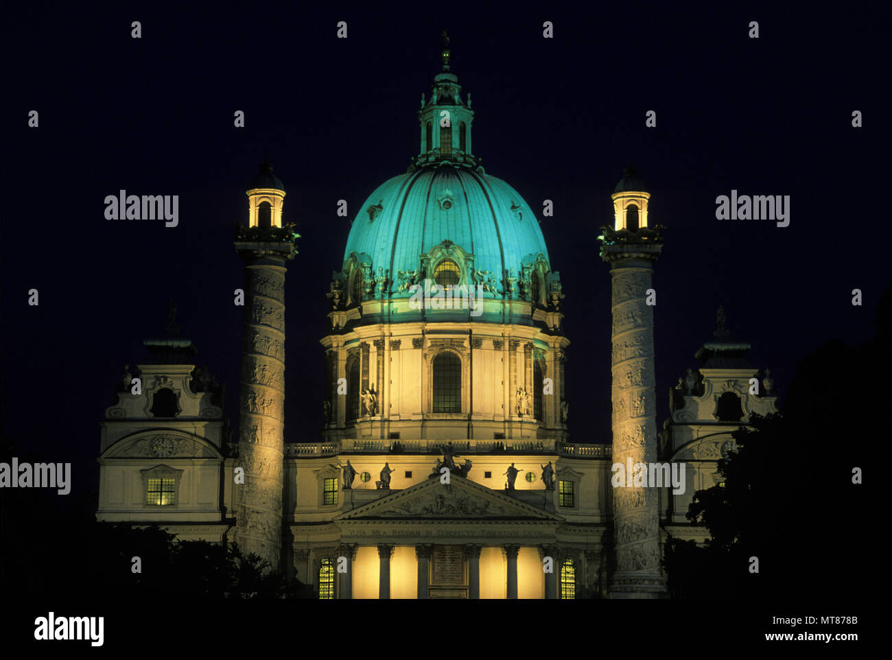 1988 KARLSKIRCHE STORICA CHIESA DI SAN CARLO BORROMEO KARLSPLATZ Vienna AUSTRIA Foto Stock