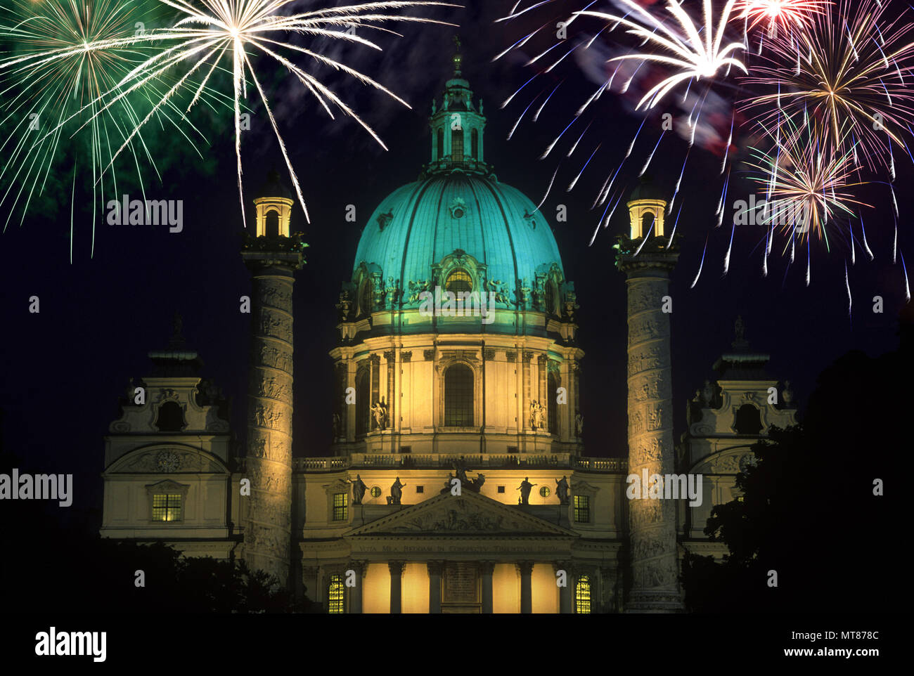 1988 KARLSKIRCHE STORICA CHIESA DI SAN CARLO BORROMEO KARLSPLATZ Vienna AUSTRIA Foto Stock