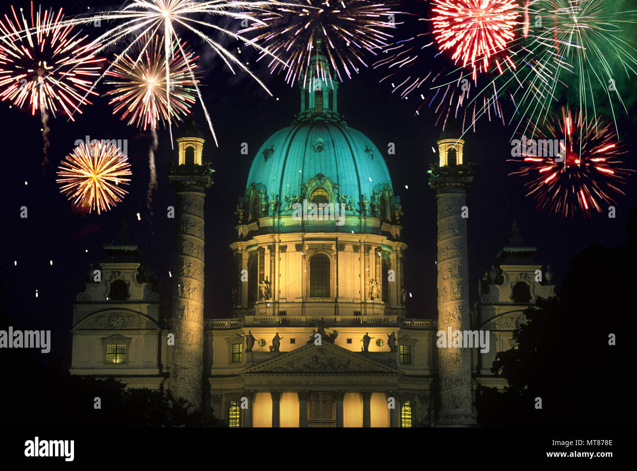 1988 KARLSKIRCHE STORICA CHIESA DI SAN CARLO BORROMEO KARLSPLATZ Vienna AUSTRIA Foto Stock