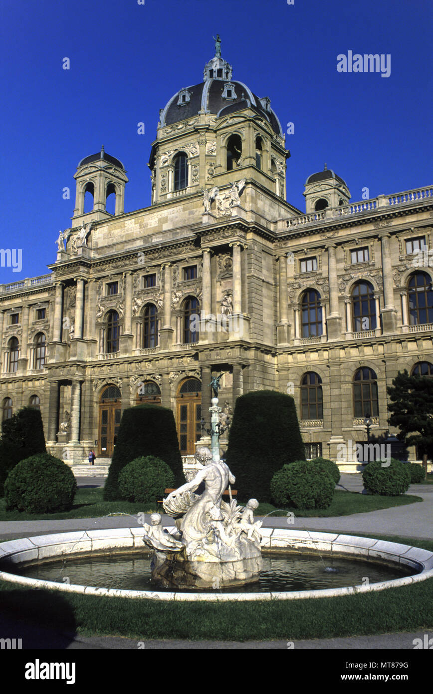 1988 fontana storico museo di Belle Arti "Teresiano" MARIA PLATZ Vienna AUSTRIA Foto Stock
