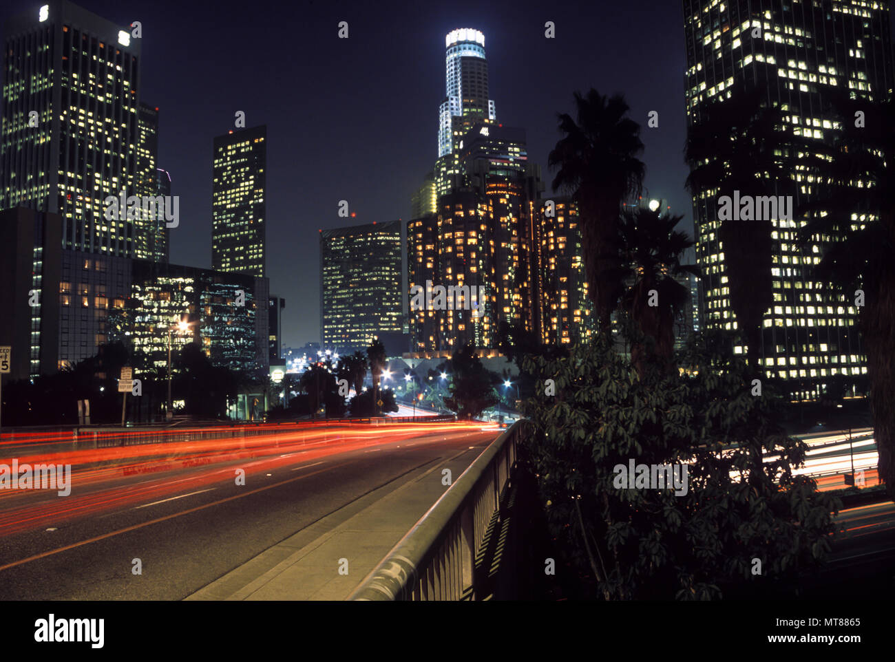 1990 Centro storico skyline con percorso 110 LOS ANGELES CALIFORNIA USA Foto Stock