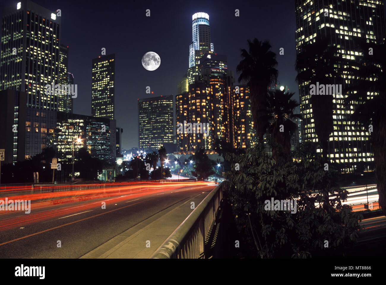 1990 Centro storico skyline con percorso 110 LOS ANGELES CALIFORNIA USA Foto Stock