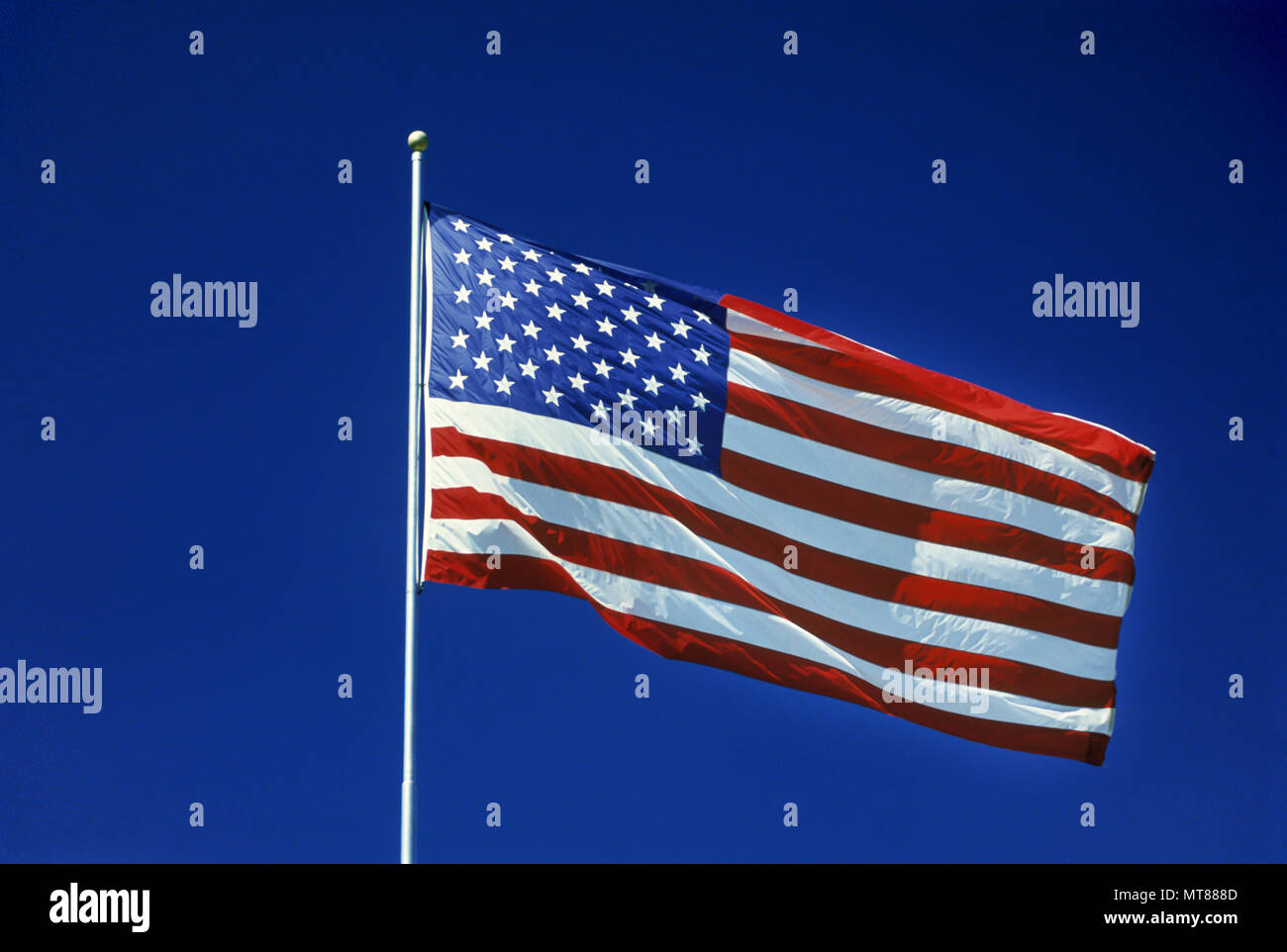 Storico del 1990 a stelle e strisce degli Stati Uniti battenti bandiera sul pennone Foto Stock