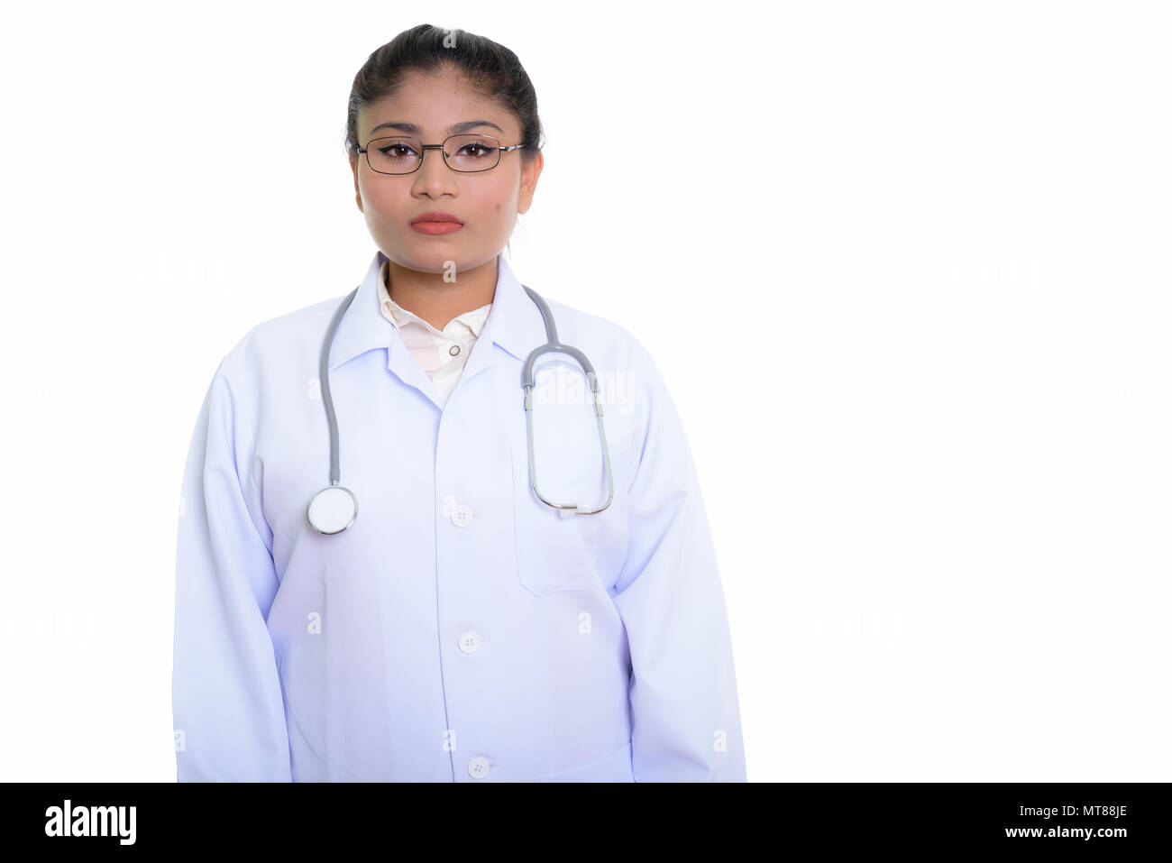 Studio shot di giovani grasso donna persiano medico con occhiali è Foto Stock