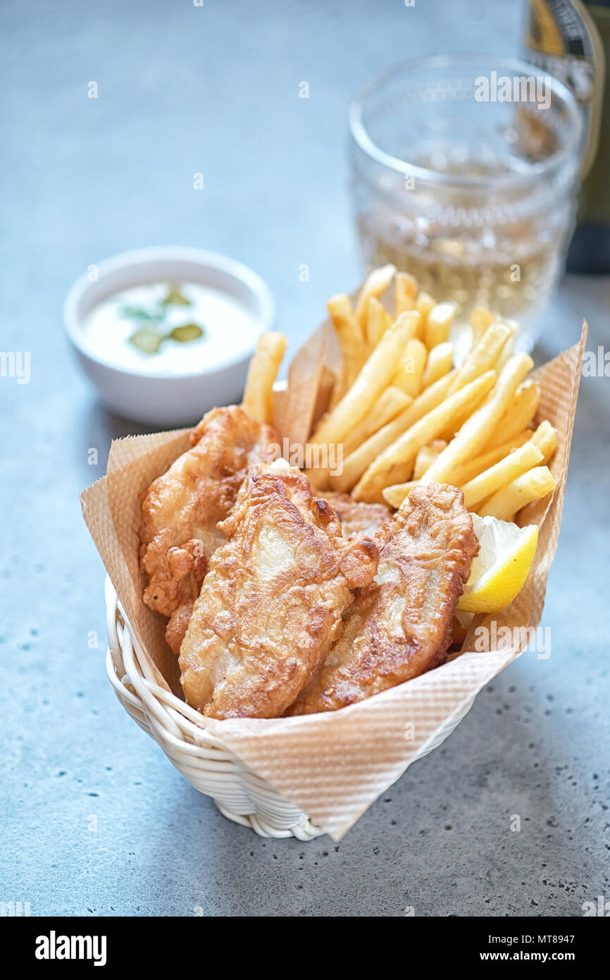 Croccante di pesce e patatine fritte paniere Foto Stock