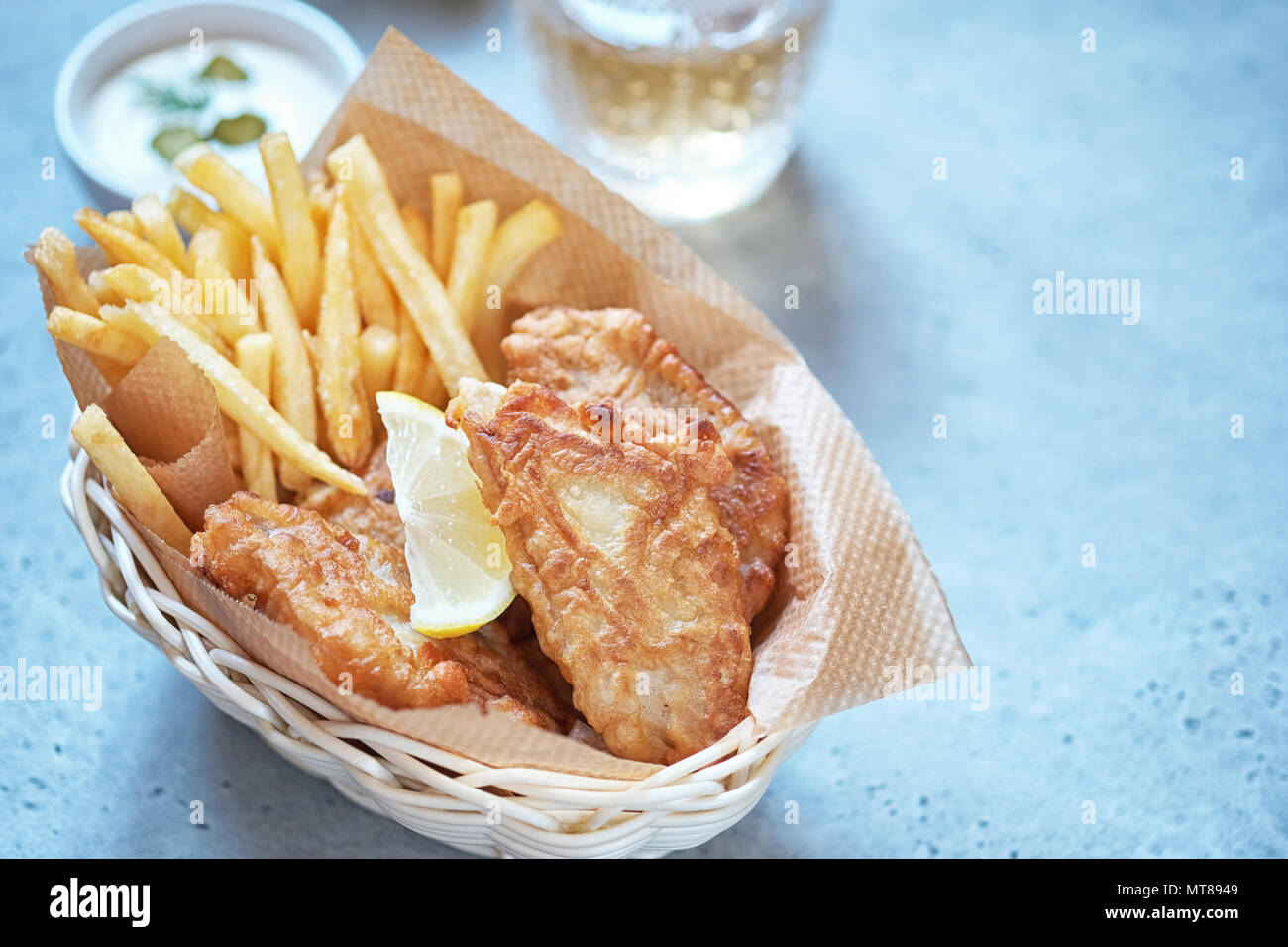 Croccante di pesce e patatine fritte paniere Foto Stock