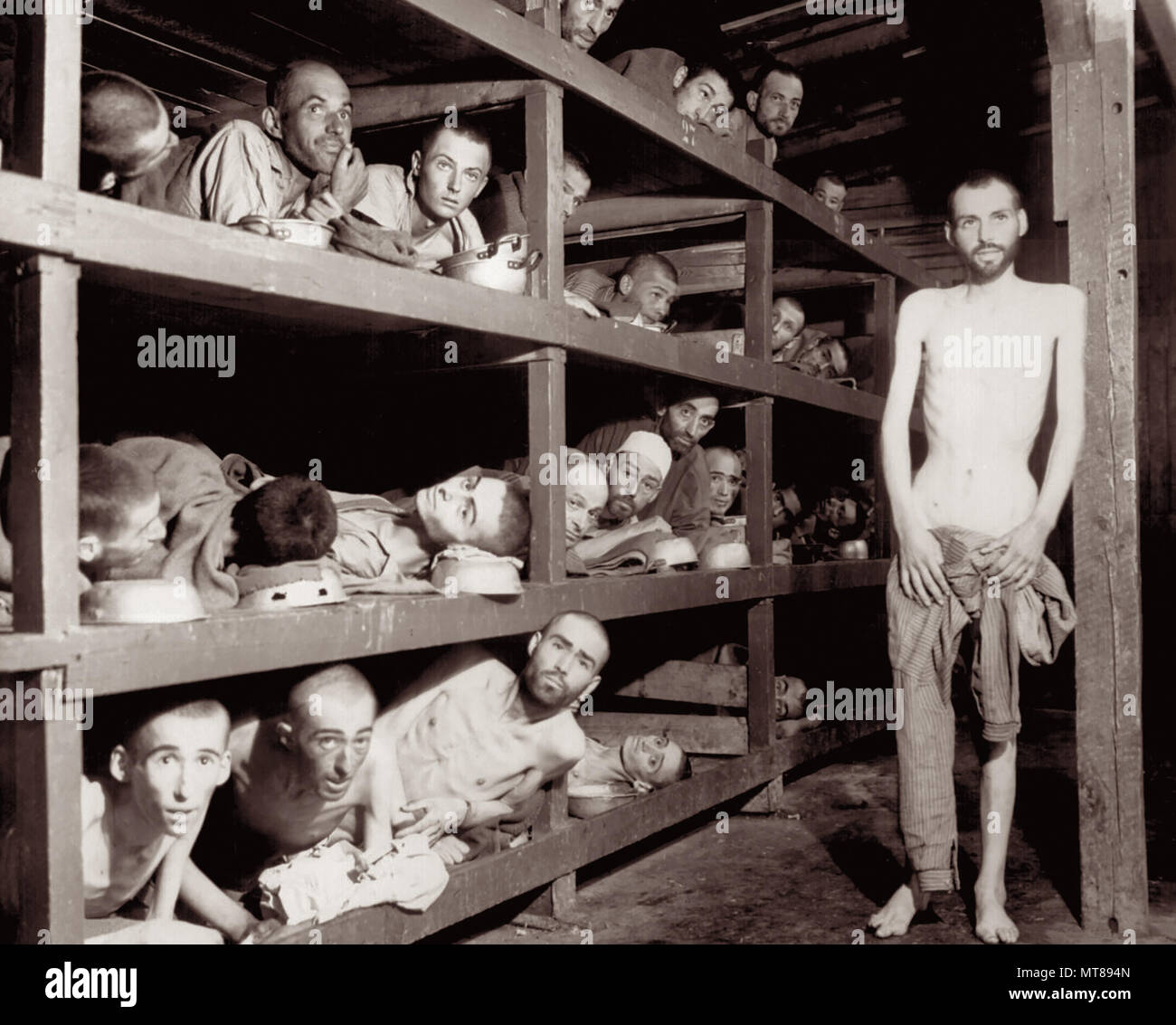 A Buchenwald Campo di Concentramento il 16 aprile 1945. Elie Wiesel, che in seguito hanno ricevuto il Premio Nobel per la Pace nel 1986, è la settima persona da sinistra sulla seconda fila dal fondo. Foto Stock