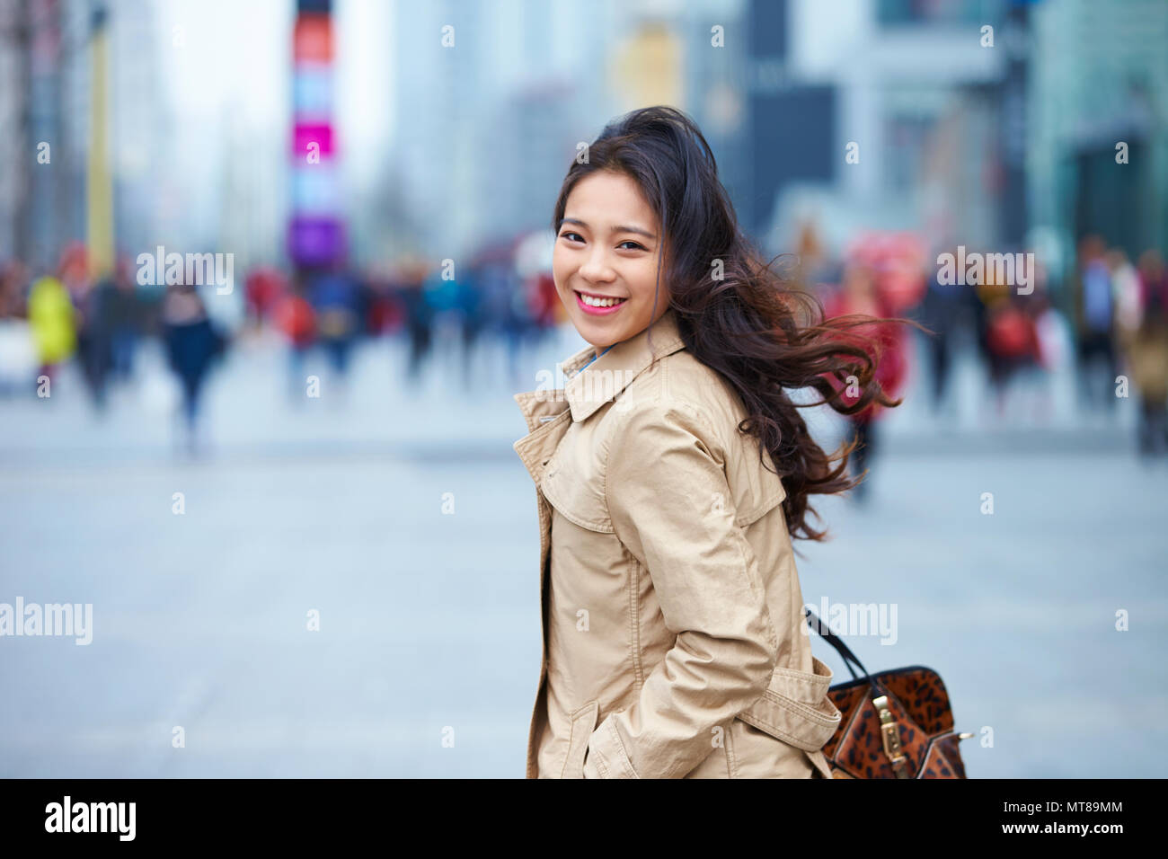 Immagine di una giovane e bella donna cinese outdoor in strada Foto Stock