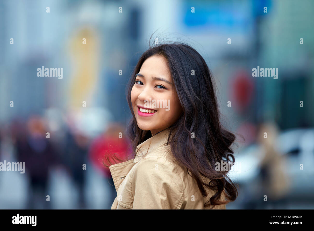 Immagine di una giovane e bella donna cinese outdoor in strada Foto Stock