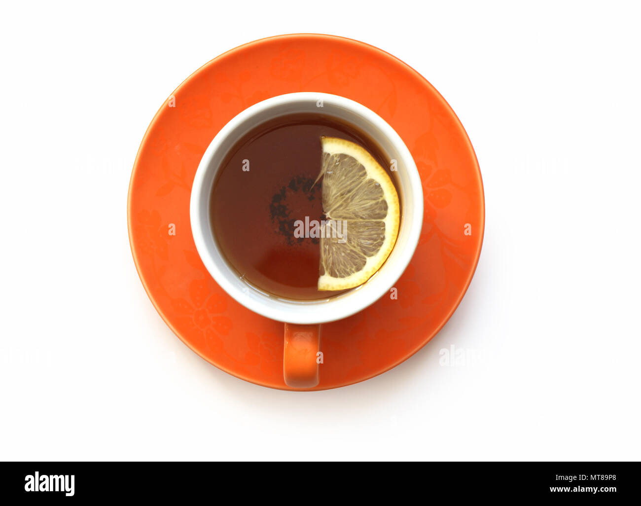 Tazza di acqua calda tè nero con limone isolato su sfondo bianco con tracciato di ritaglio Foto Stock