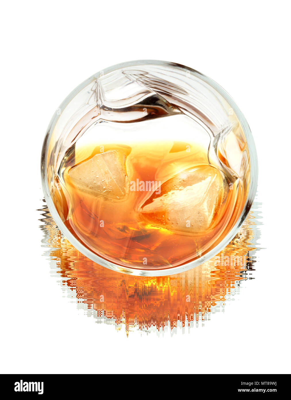 Bicchiere di whiskey con cubetti di ghiaccio isolato su sfondo bianco con tracciato di ritaglio Foto Stock