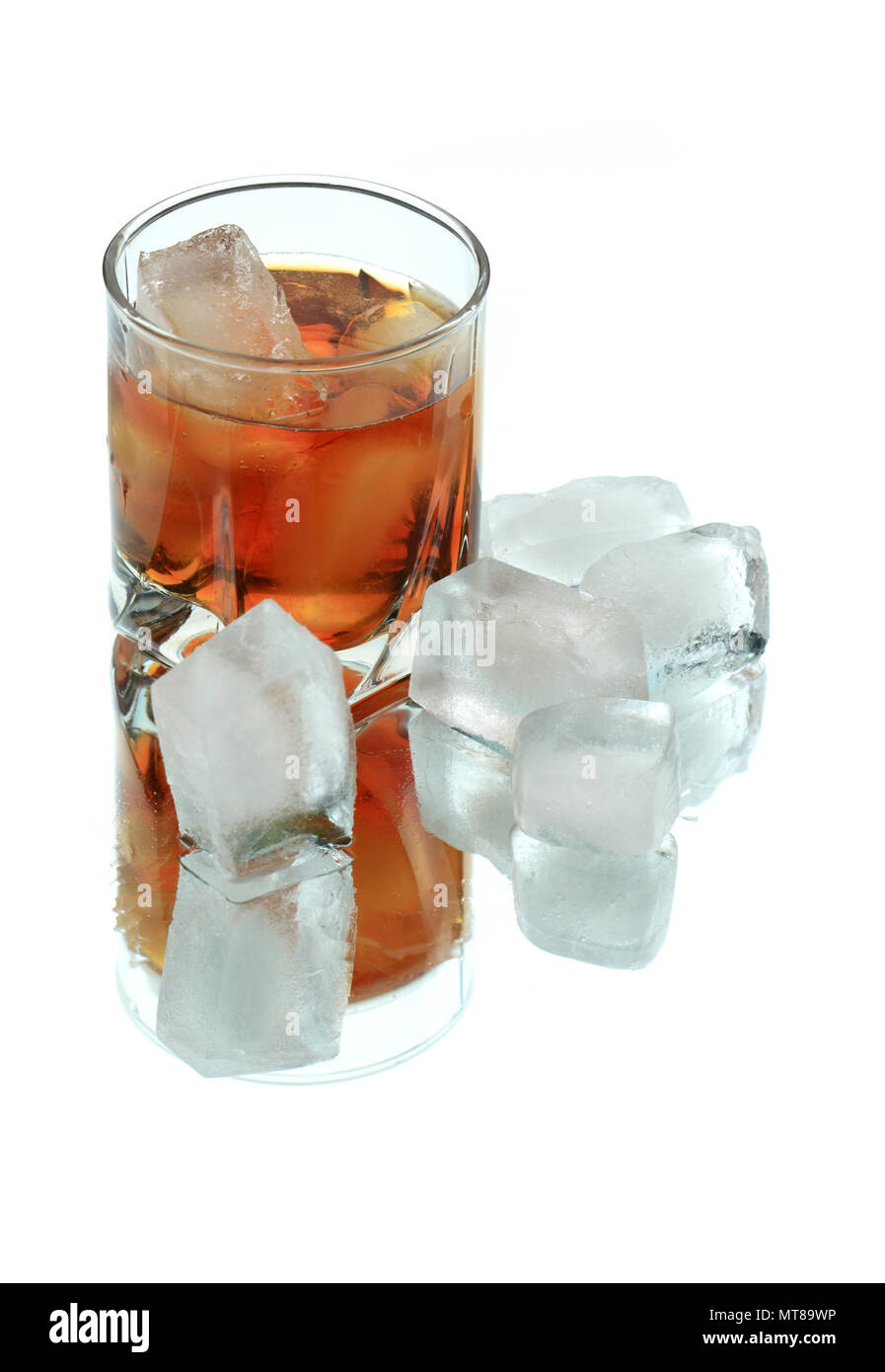 Bicchiere di whiskey con cubetti di ghiaccio su sfondo bianco con tracciato di ritaglio Foto Stock