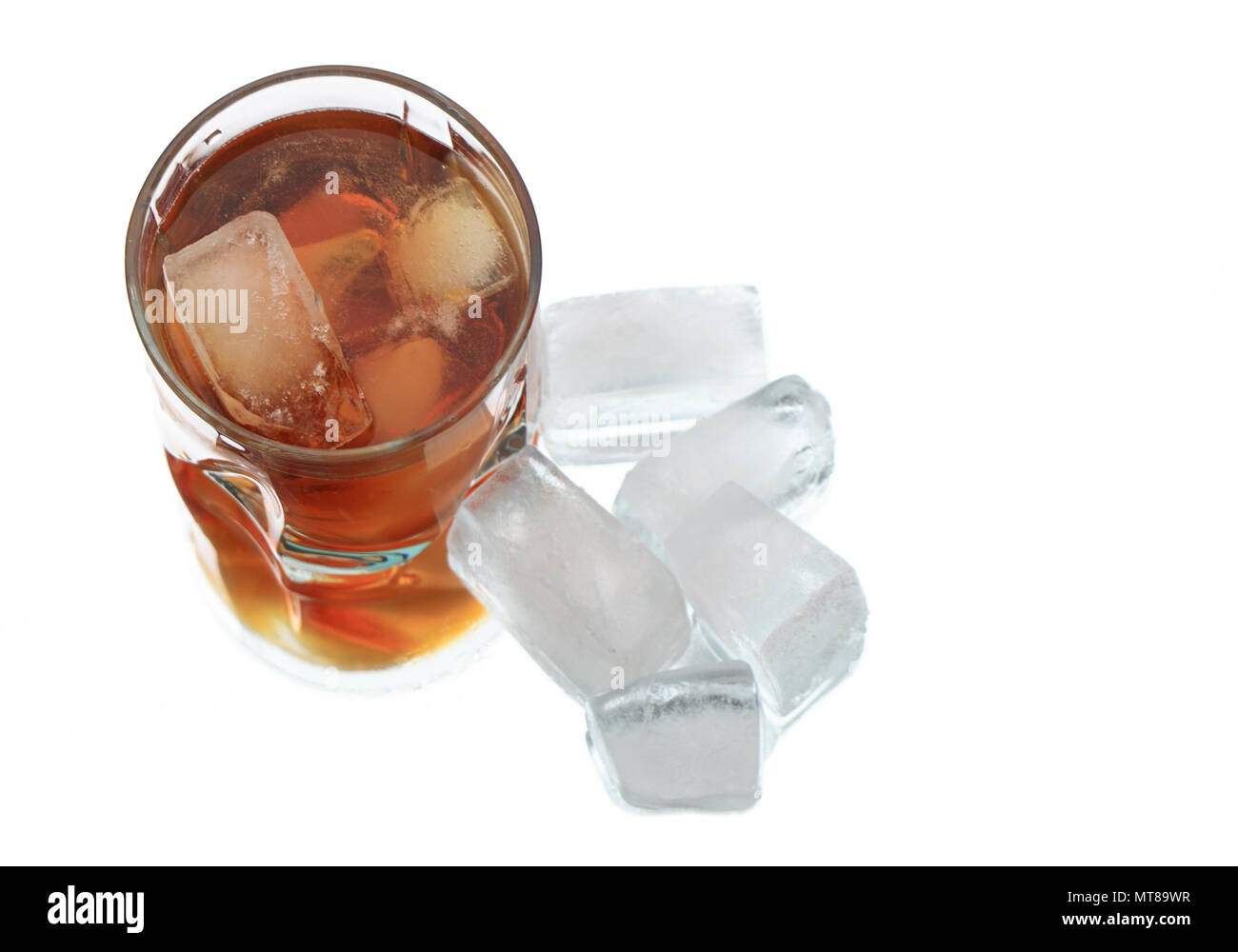 Bicchiere di whiskey con cubetti di ghiaccio su sfondo bianco con il riverbero Foto Stock