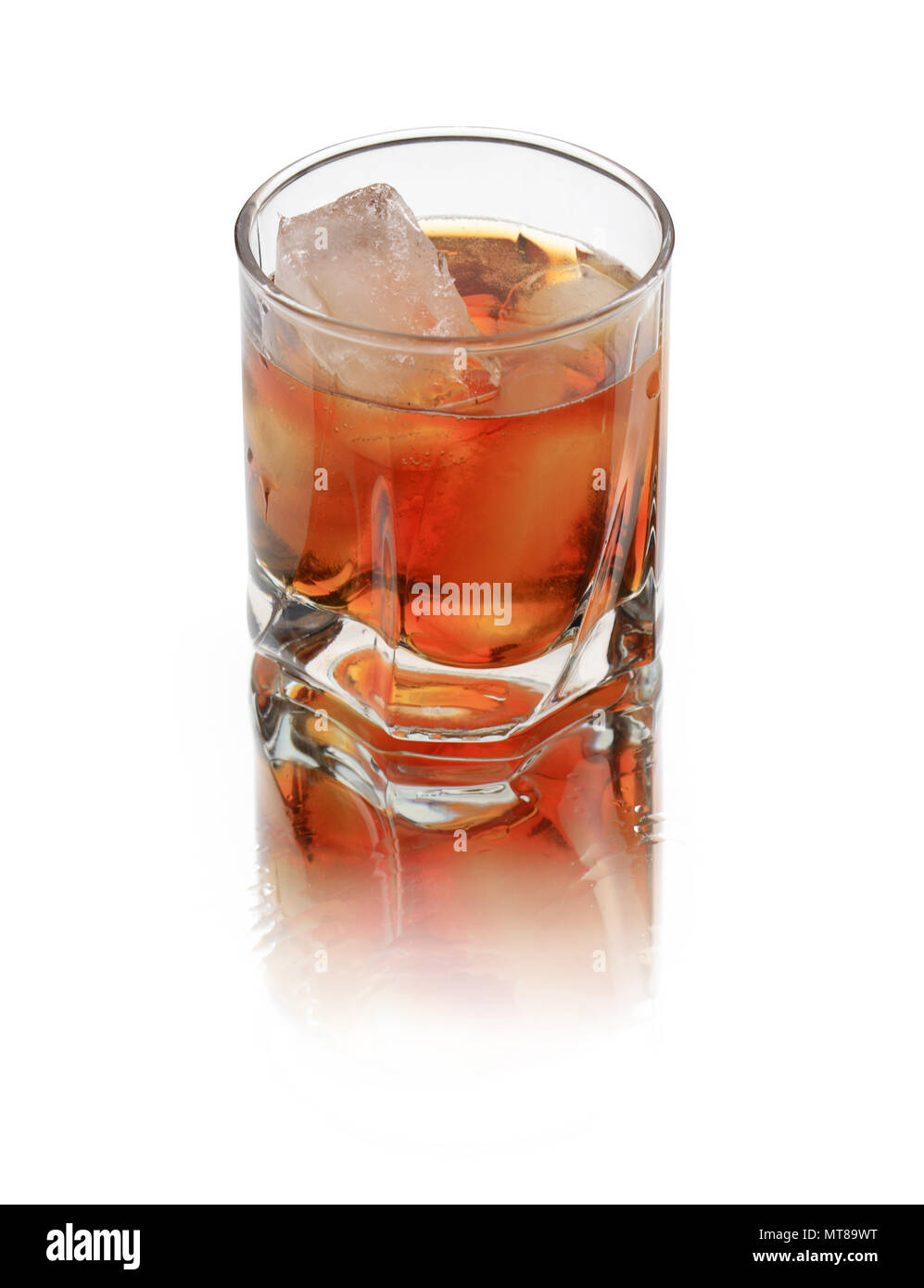 Bicchiere di whiskey con cubetti di ghiaccio. Isolato su sfondo bianco con tracciato di ritaglio Foto Stock