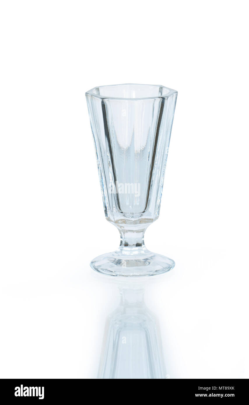 Piccolo vuoto wineglass per bevande forti. Isolato su bianco con tracciato di ritaglio Foto Stock