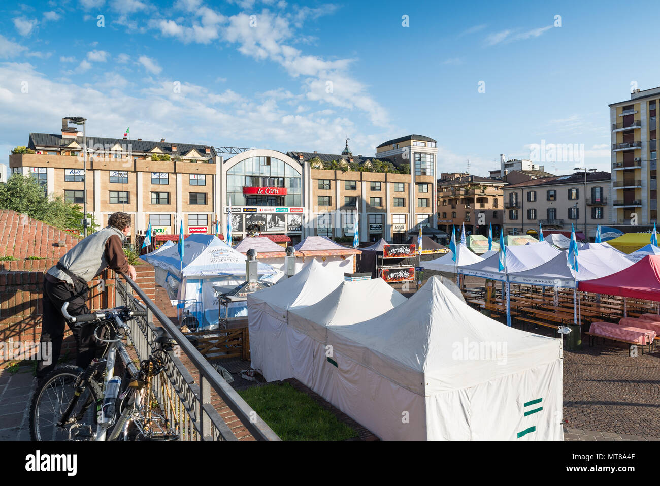 Varese, Piazza Repubblica, Italia - 11 Maggio 2018: Le Corti shopping centre e la platea del festival viaggiante chiamato Platea Cibis Foto Stock