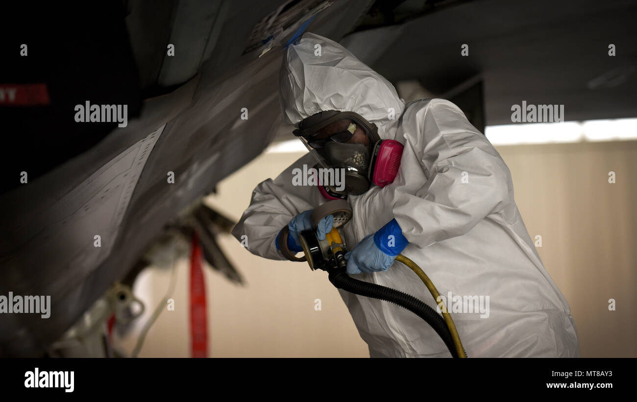 Stati Uniti Air Force Tech. Sgt. Yolanda Davis, 192nd squadrone manutenzione observerable bassa manutenzione strutturale artigiano, si prepara a sabbia una U.S. Air Force F-22 Raptor a base comune Langley-Eustis, Virginia, 14 febbraio, 2017. Se sono presenti danni, osservabile bassa struttura di aeromobile i tecnici devono eseguire le riparazioni per garantire l'aeromobile mantiene la sua capacità di stealth. (U.S. Air Force foto/Senior Airman Areca T. campana) Foto Stock