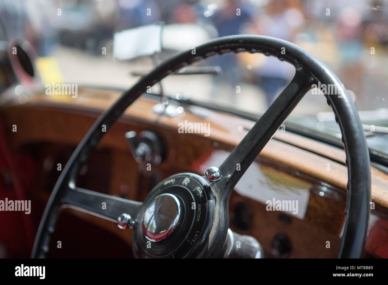 Volante e cruscotto auto classica, interni in stile vintage, vettura americana lo stile anni cinquanta anni sessanta anni settanta, Foto Stock