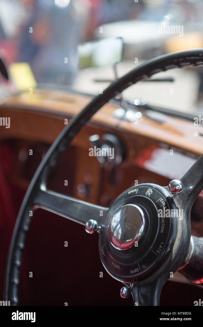 Volante e cruscotto auto classica, interni in stile vintage, vettura americana lo stile anni cinquanta anni sessanta anni settanta, Foto Stock