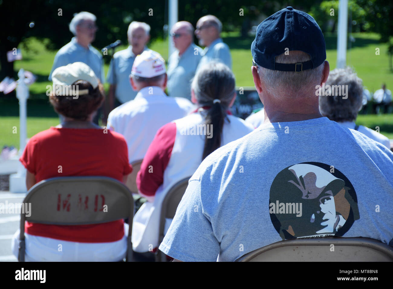 Freccia rossa Park di Manitowoc, Wisconsin, fu riconsacrata con un mese di luglio 15 cerimonia cui hanno preso parte da veterani e Wisconsin Guardia Nazionale leadership. Freccia rossa è uno dei soprannomi per la XXXII divisione nonché la trentaduesima brigata, il suo successore. La XXXII "Freccia Rossa" Divisione è stata formata per la I Guerra Mondiale e combattuto in entrambe le guerre mondiali, ed era inoltre mobilitate per la crisi di Berlino nel 1961. La cerimonia di riconsacrazione è avvenuto pochi giorni prima del centenario di ordine generale creando la XXXII divisione in 1917. Wisconsin Guardia Nazionale foto di Sgt. Katie Eggers Foto Stock