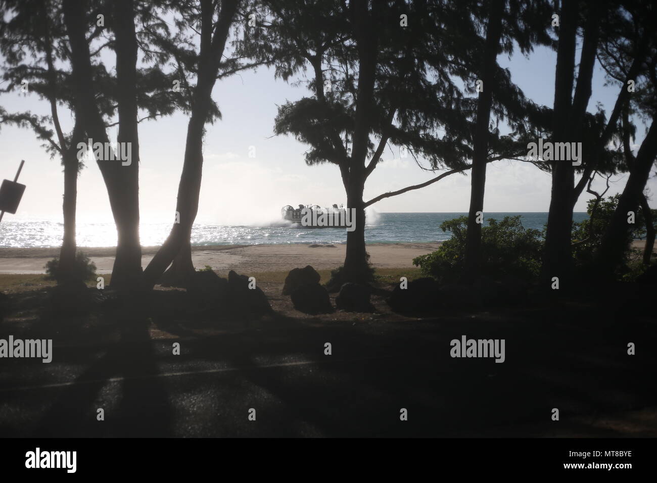 MARINE CORPS AREA formazione soffietto, HAWAII - Una Landing Craft, cuscino d'aria (LCAC) con Assault Craft unità 5, America pronto anfibio gruppo rende il suo approccio a soffietto Beach durante il supporto Esercizio, luglio 13, 2017. SUSTEX è il meu del primo esercizio in quanto la distribuzione di edificio su e affinare le competenze sono affilati durante il loro lavoro fino alla formazione. Xv MEU e America pronto anfibio gruppo Team sono distribuiti come una risposta in caso di crisi e di forza di emergenza a sostegno della flotta e lottatori condottieri. (U.S. Marine Corps Foto di Sgt. Hannah Perkins) Foto Stock