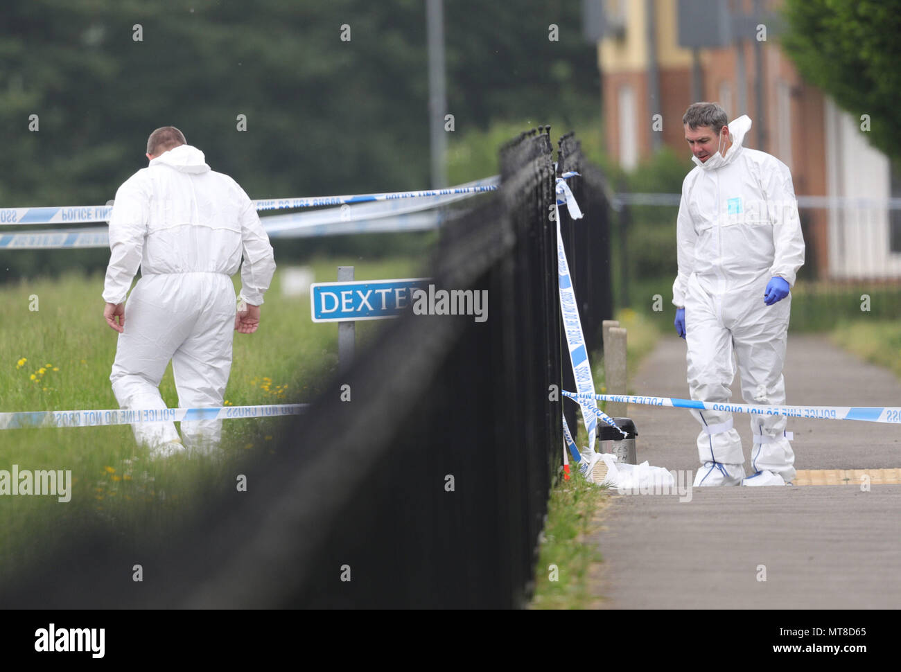 La scena in modo Dexter, Gloucester, dopo i corpi di un 31-anno-vecchia donna e un 11-anno-vecchia ragazza sono stati trovati in una proprietà. Un 28-anno-vecchio uomo è stato arrestato per sospetto di omicidio della donna e della ragazza. Foto Stock