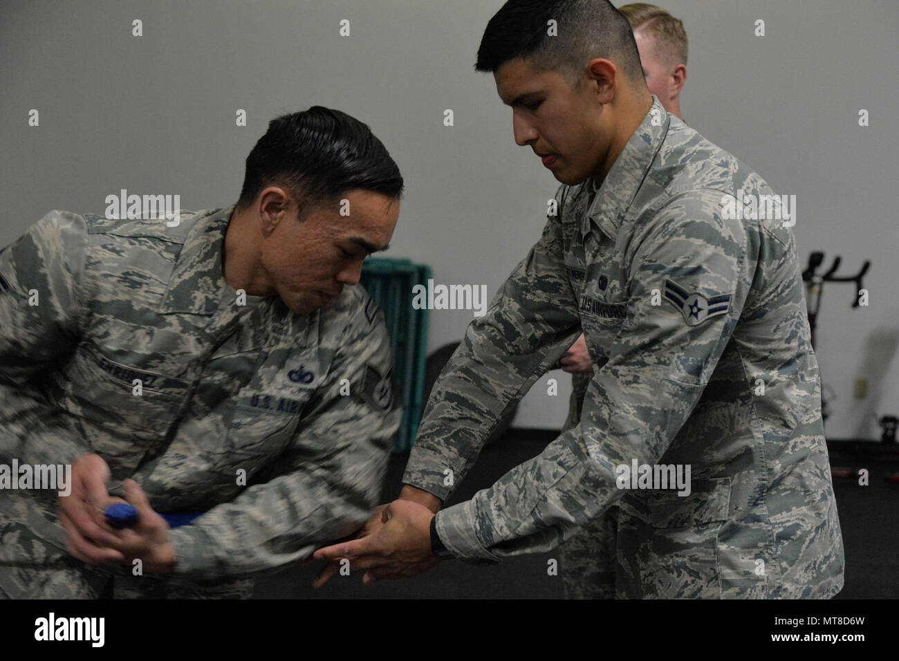 Il personale Sgt. Franz Enriquez, 341 missili le forze di sicurezza Squadron defender e lui stesso un Phoenix Raven, sinistra e Airman 1. Classe Cristian Hernandez Mendoza, 341 MSFS response force leader, pratica disarmato self-tecniche di difesa prima di frequentare Phoenix Raven formazione Maggio 25, 2017, a Malmstrom Air Force Base, Mont. Il Phoenix Raven programma assicura un livello accettabile di chiudere la protezione laterale per gli aerei che transitano gli aerodromi dove la sicurezza è sconosciuto o un livello aggiuntivo di sicurezza è necessario a contrastare minacce locali. (U.S. Air Force foto/Airman 1. Classe Daniel Brosam) Foto Stock