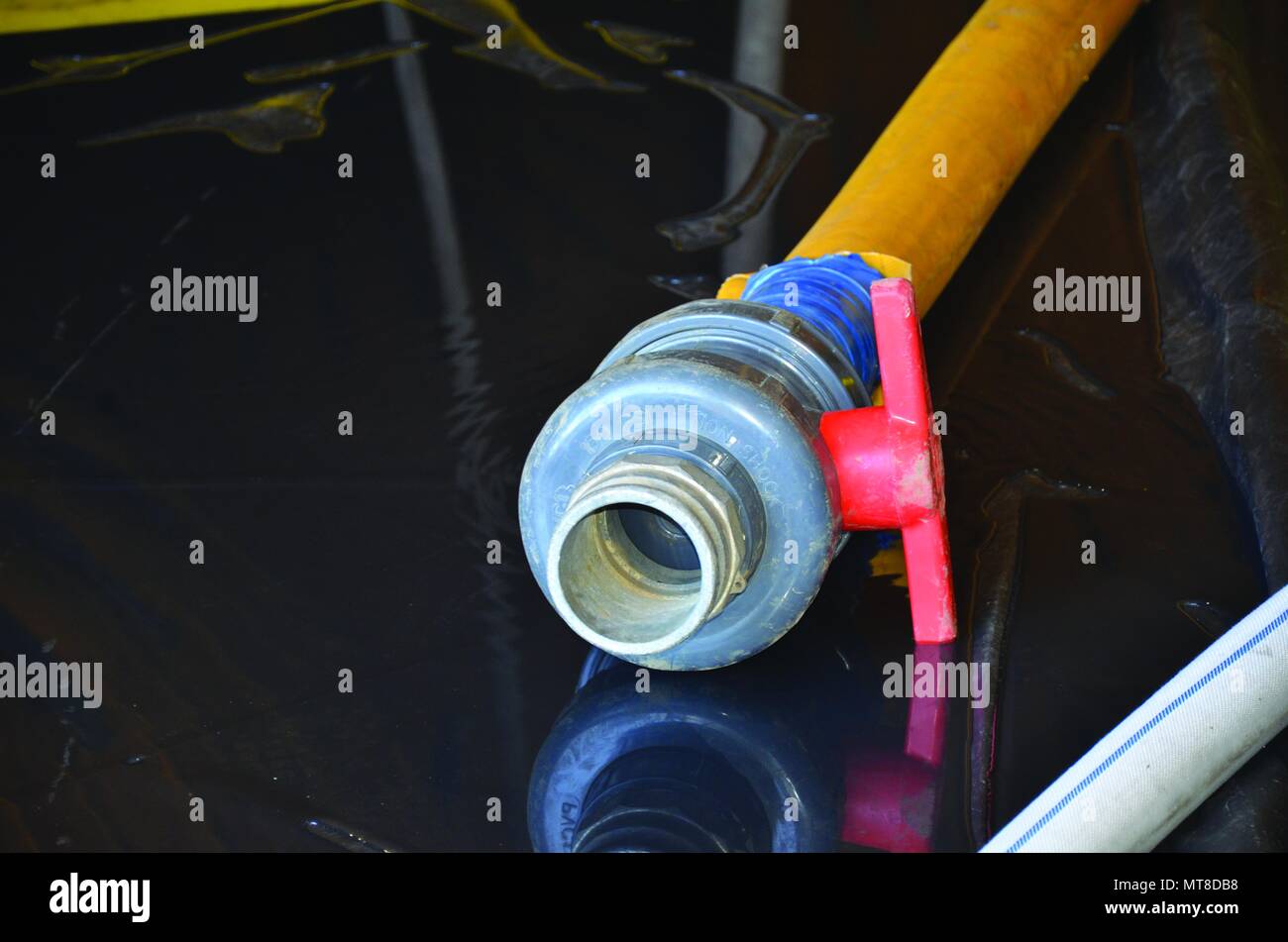 I palloncini di acqua utilizzata per la piccola oca gru durante il collaudo il 7 giugno sono un unico e semplice sistema che prevede una graduale del carico durante il test di prova piuttosto che fornire solidi fissi tradizionali pesi. Il test del carico di sacchetti sono progettati in modo tale che il riempimento dei sacchi può essere effettuata gradualmente e quindi i pesi esatti possono essere raggiunti. In aggiunta, quando si effettua il riempimento gradualmente, è molto più facile per identificare potenziali problemi rispetto a quando un semplice riempimento il sacco in una volta sola. Questi sacchetti sono progettati con 'tubo antincendio size' raccordi che sono terminate da un rapido rilascio di co Foto Stock