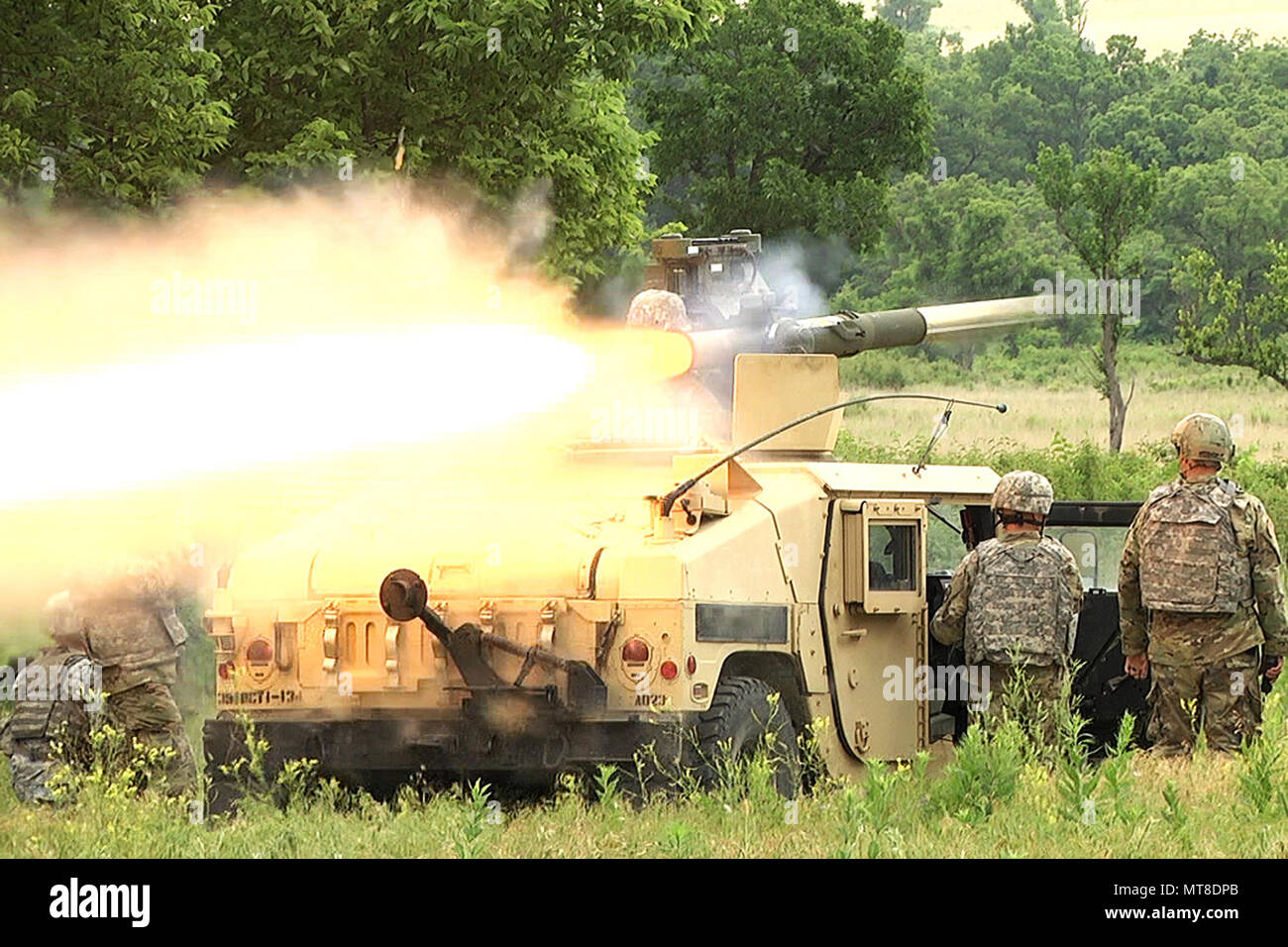 I soldati della 1-134esimo squadrone di cavalleria fire un tubo-lanciato, otticamente tracciabile, filo guidate (traino) anti-missile serbatoio, 14 giugno da un Humvee montato durante la formazione annuale a Fort Riley, Kansas. Questa è stata la prima volta in più di un decennio la cavalleria ha sparato missili TOW. Foto Stock