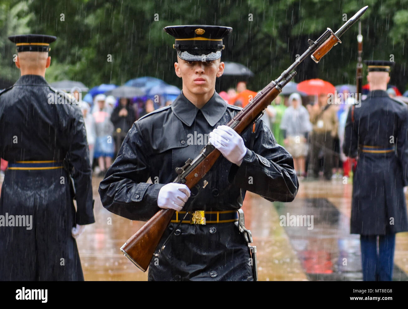 Tomba sentinelle del 3d U.S. Reggimento di Fanteria (la vecchia guardia) condurre una cerimonia del cambio della guardia presso la tomba del Milite Ignoto, il Cimitero Nazionale di Arlington, Virginia, 5 maggio 2017. Membri della vecchia guardia hanno custodita la tomba per ogni secondo di ogni giorno e indipendentemente dalle condizioni meteorologiche o di vacanze a partire dal mese di Aprile 6, 1948. (U.S. Esercito foto di PFC. Gabriel Silva) Foto Stock