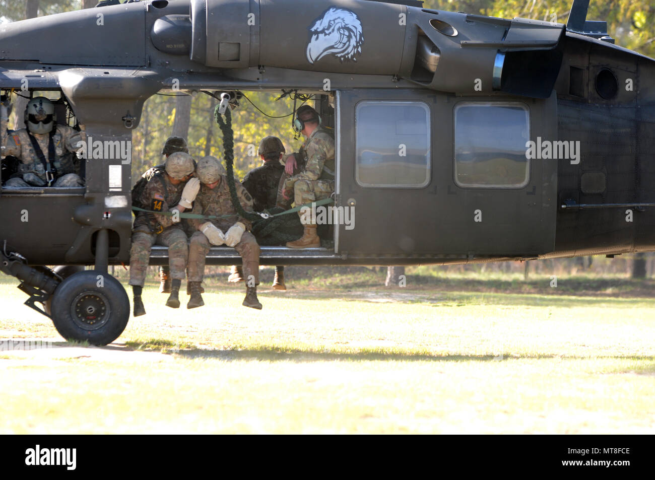 Il personale Sgt. Carlos Mercado (al centro e a sinistra), una società di Delta, 1° Battaglione, 505th Parachute Reggimento di Fanteria, 3° Brigata Team di combattimento paracadutista, parla di strategia con la sua personale partner Sgt. Christopher Hart (centro, a destra), un Charlie Company, 1° Battaglione, 508th Parachute Reggimento di Fanteria, 3° Brigata Team di combattimento paracadutista, come cominciano Fast-Rope di inserimento e di estrazione di parte del sistema del 2018 migliore concorrenza Ranger a Fort Benning, Georgia il apr. 13. La porzione di patatine aveva squadre fast-corda da una UH-60 Blackhawk elicottero e completare una serie di attività. Foto Stock